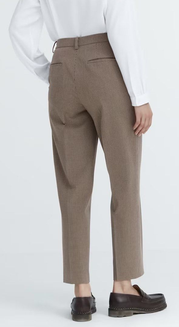 UNIQLO Smart Ankle Pants (Category: Other Bottoms) located in Manila. Submitted by mmilaomls (Listing ID 1461398062, Image 1). Description: - Classic brown trousers with a subtle plaid pattern. - Straight leg cut for a timeless silhouette. - Front button and zip closure for easy wear. - Features two functional pockets. - Versatile for both work and casual outfits. - Effortlessly pairs with various tops..