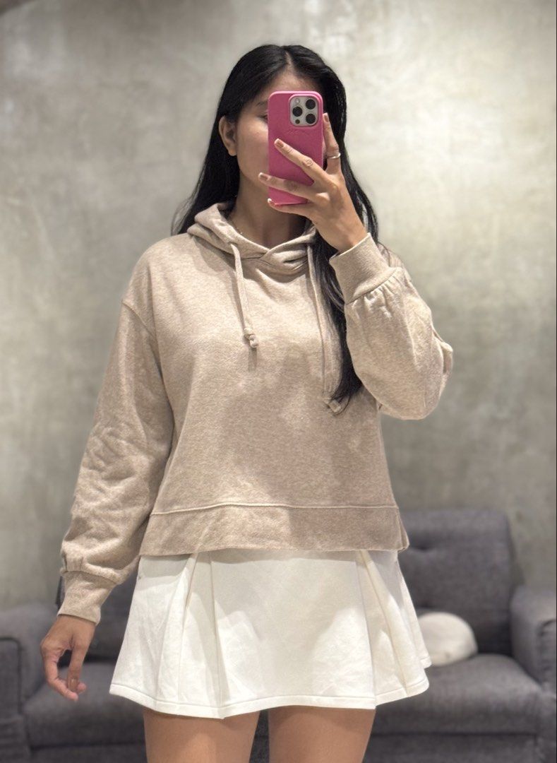 uniqlo sweater jacket (Category: Coats, Jackets and Outerwear) located in Bulacan. Submitted by grasyabels03 (Listing ID 1463980611, Image 2). Description: Small on tag Can fit up to large Good as new No issue .