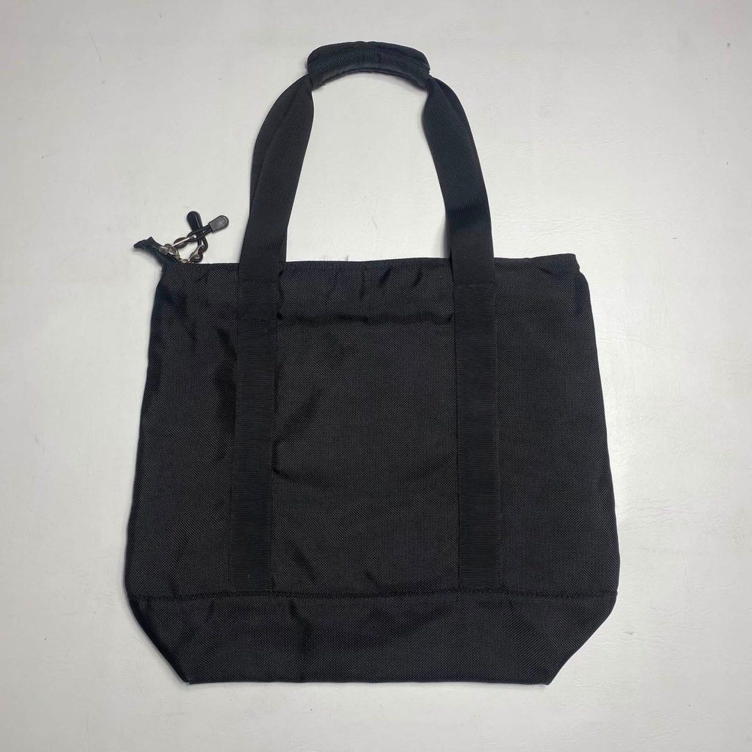 UNIQLO TOTE BAG (Category: Tote Bags) located in San Fernando. Submitted by upwear.ph (Listing ID 1464083269, Image 1). Description: UNIQLO TOTE BAG CONDITION : EXCELLENT SIZE : MEDIUM DIMENSIONS : W17.5 x L15.5 ISSUE : NONE .