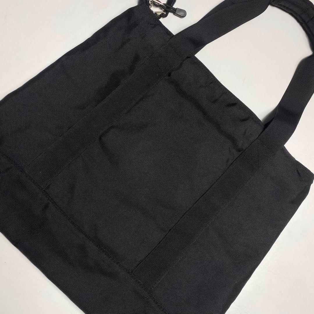 UNIQLO TOTE BAG (Category: Tote Bags) located in San Fernando. Submitted by upwear.ph (Listing ID 1464083269, Image 2). Description: UNIQLO TOTE BAG CONDITION : EXCELLENT SIZE : MEDIUM DIMENSIONS : W17.5 x L15.5 ISSUE : NONE .