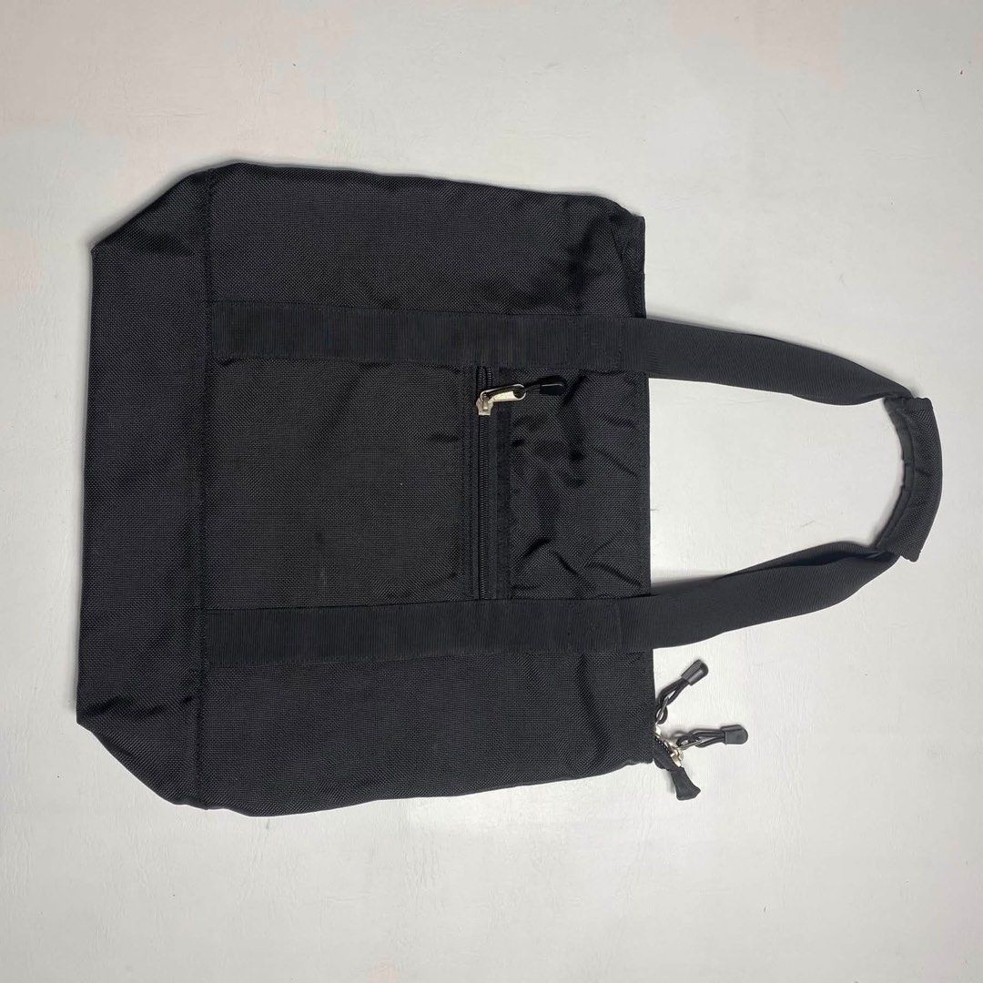 UNIQLO TOTE BAG (Category: Tote Bags) located in San Fernando. Submitted by upwear.ph (Listing ID 1464083269, Image 3). Description: UNIQLO TOTE BAG CONDITION : EXCELLENT SIZE : MEDIUM DIMENSIONS : W17.5 x L15.5 ISSUE : NONE .