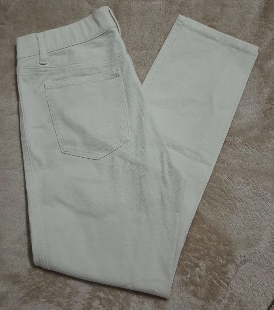 s (Category: Jeans) located in Quezon City. Submitted by MP_Declutters (Listing ID 1464049263, Image 2). Description: Price: ₱450 each Brand: Uniqlo Size: Medium (M) Official Fit Guide: Waist: 63–69 cm | Hip: 88–96 cm Condition: Gently used, like-new condition. Super stretchy, comfortable, and features functional back pockets. Available Colors: 🩶 Gray Pinstripe (1 pc) 🤍 White/Cream (1 pc) 🖤 Black (2 pcs available) 🤎 Beige/Tan (1 pc) 🎁 SPECIA