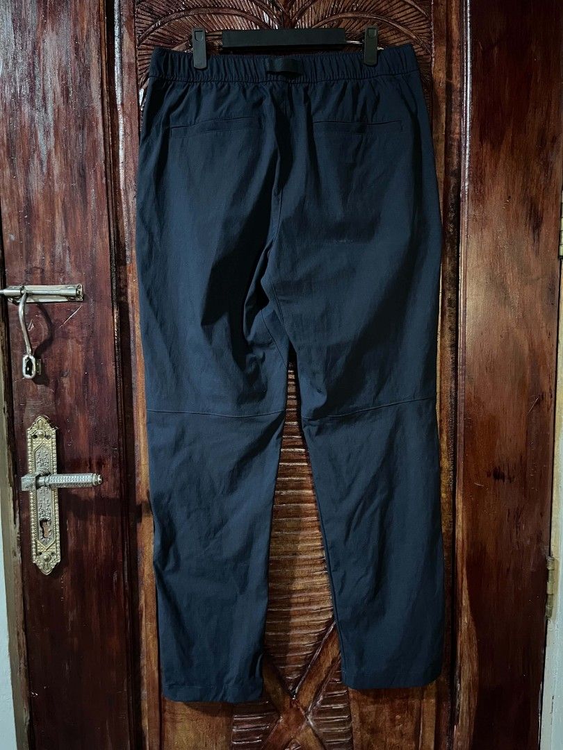 UNIQLO UTILITY PANTS (Category: Trousers) located in Bulacan. Submitted by 1008.thrift (Listing ID 1464040067, Image 2). Description: UNIQLO Nylon Utility Geared Pants (3D Cut) SIZE MEDIUM W32-35 x L40 HEM 7 NO ISSUE EXCELLENT CONDITION.