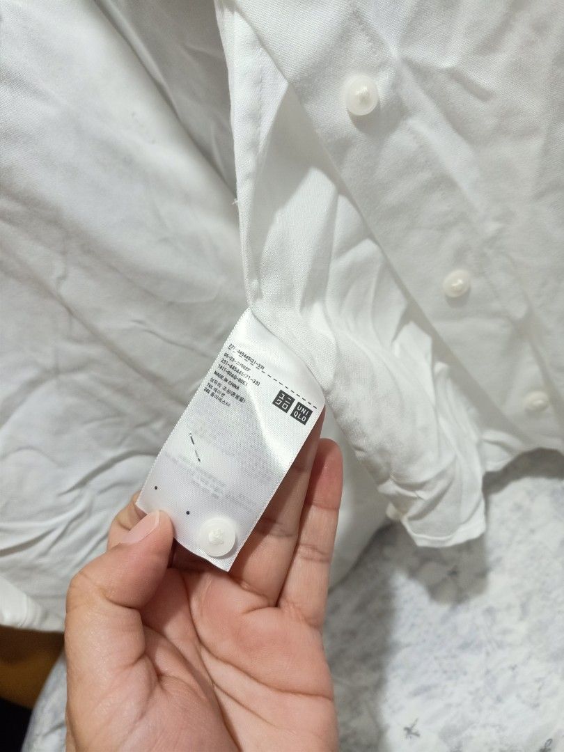 Uniqlo white long sleeve (Category: Longsleeves) located in Pasig City. Submitted by urdal01 (Listing ID 1464000006, Image 1). Description: uniqlo white long sleeve size xxl.