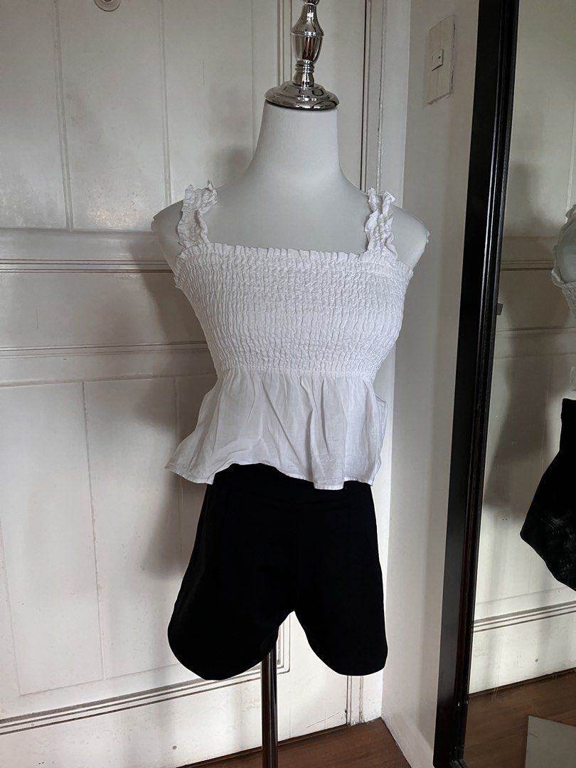 Uniqlo white top (Category: Sleeveless) located in Muntinlupa City. Submitted by on.repeeat (Listing ID 1463990225, Image 1). Description: Medium size No issue.