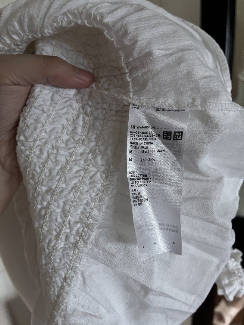 Uniqlo white top (Category: Sleeveless) located in Muntinlupa City. Submitted by on.repeeat (Listing ID 1463990225, Image 3). Description: Medium size No issue.