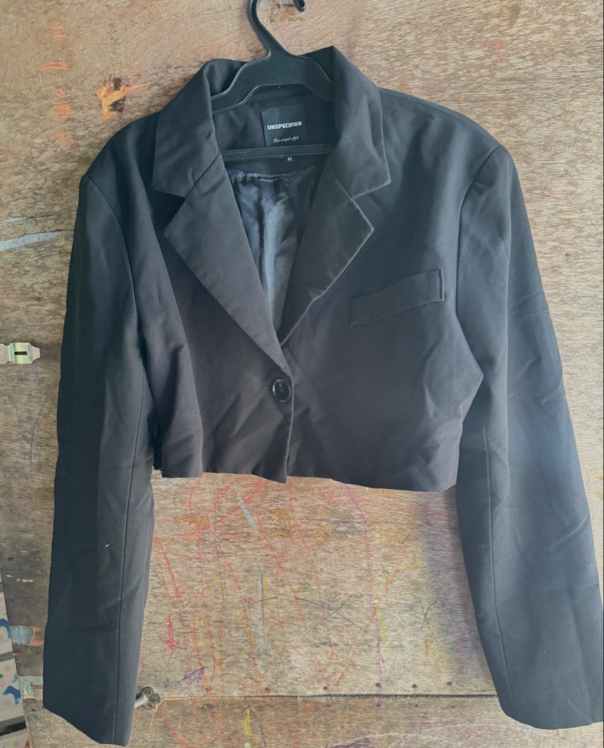 UNSPECIFIED Cropped Black Blazer Size M (Category: Coats, Jackets and Outerwear) located in Santiago. Submitted by eogg30 (Listing ID 1464134300, Image 1). Description: - Black cropped blazer - Size: Medium (M) - Style: Simple, single button closure - Versatile: Great for dressing up outfits, pairs well with high-waisted bottoms.