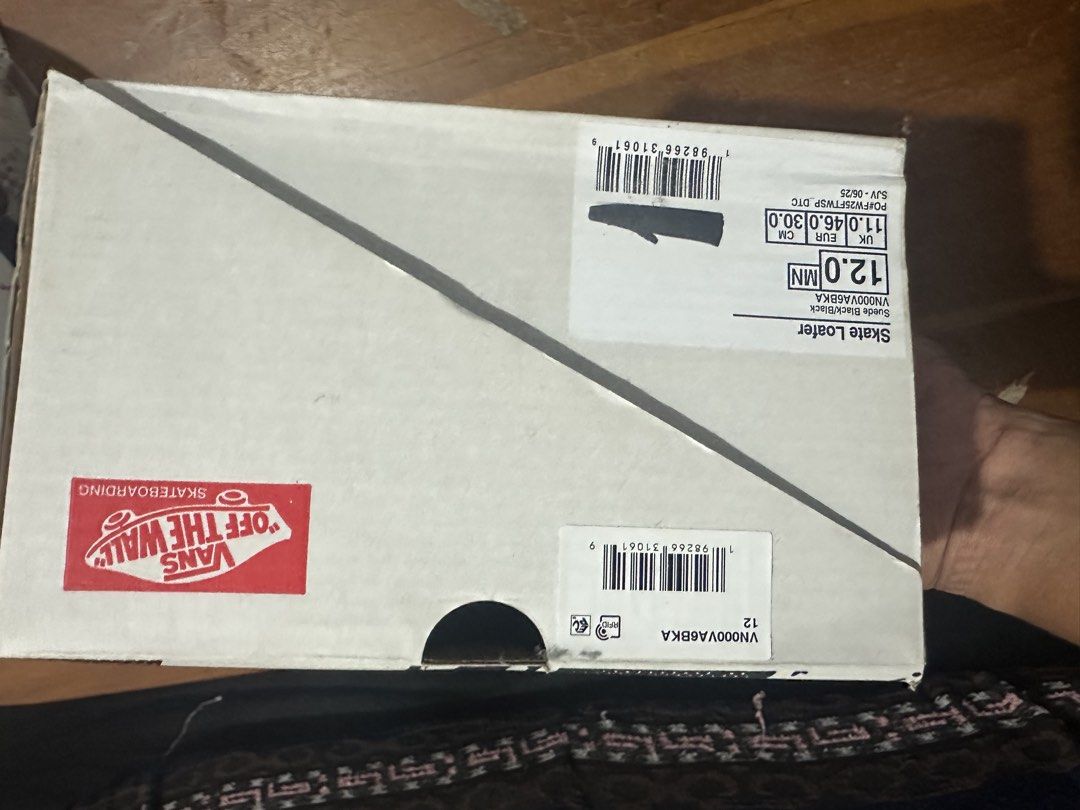 Vans (Category: Sneakers) located in Kemaman. Submitted by woody_wo0d (Listing ID 1463963563, Image 3). Description: Nak letgo..pakai sekali baru..dapat skli dgn box..prefer gambar.