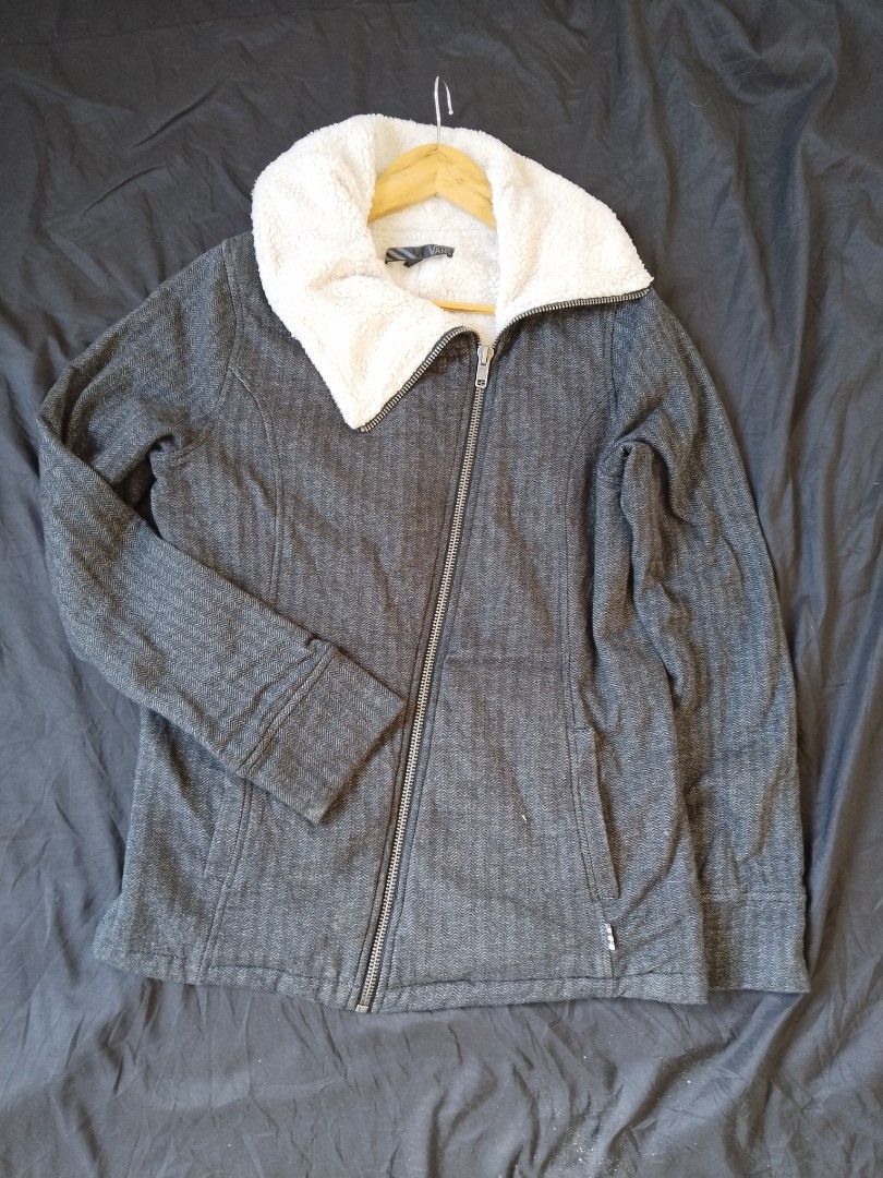 Vans Shepra Zip Jacket (Category: Coats, Jackets and Outerwear) located in Mabalacat. Submitted by al_amin_thrift (Listing ID 1463955256, Image 1). Description: 🏁 Vans Sherpa-Lined Asymmetrical Zip Jacket ✅ Brand: Vans — Authentic ✅ Color: Dark Grey Herringbone ✅ Style: Asymmetrical diagonal zip, oversized sherpa/fleece collar ✅ Material: - Outer: Soft woven herringbone fabric — stylish & durable ​ - Lining: Plush white sherpa/fleece — very warm