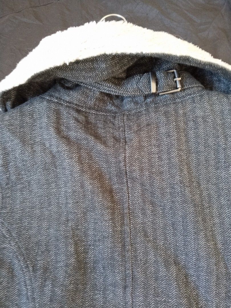 Vans Shepra Zip Jacket (Category: Coats, Jackets and Outerwear) located in Mabalacat. Submitted by al_amin_thrift (Listing ID 1463955256, Image 2). Description: 🏁 Vans Sherpa-Lined Asymmetrical Zip Jacket ✅ Brand: Vans — Authentic ✅ Color: Dark Grey Herringbone ✅ Style: Asymmetrical diagonal zip, oversized sherpa/fleece collar ✅ Material: - Outer: Soft woven herringbone fabric — stylish & durable ​ - Lining: Plush white sherpa/fleece — very warm