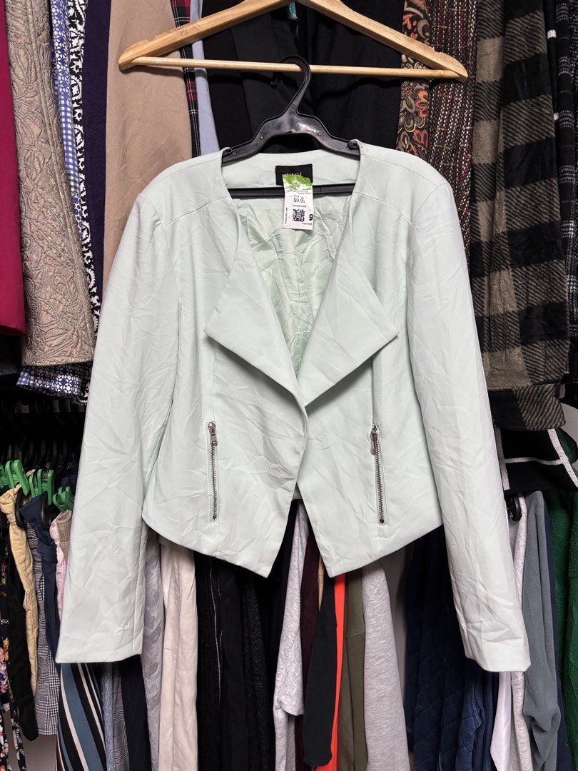 Vici Blazer (Category: Coats, Jackets and Outerwear) located in Pila. Submitted by isabelasthriftclothes (Listing ID 1464070562, Image 1). Description: .