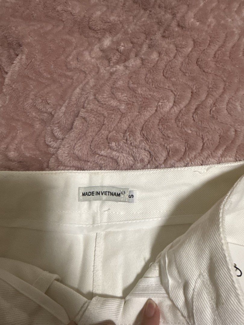 Vietnam white skirt size 25 (Category: Skirts) located in Quezon City. Submitted by buhbyestuff (Listing ID 1463950927, Image 2). Description: .
