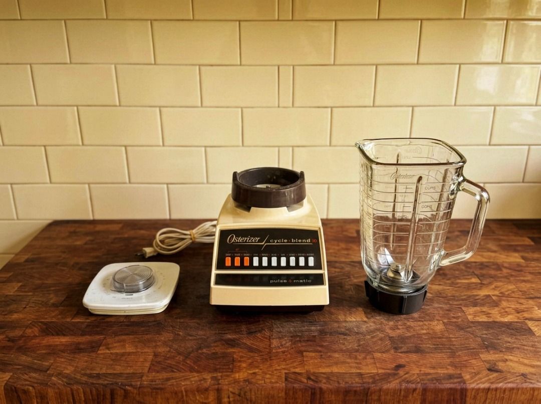 Vintage 1980 Osterizer Cycle-Blend 10-speed (Category: Juicers, Blenders & Grinders) located in Paranaque City. Submitted by marvin.cavalida (Listing ID 1464120291, Image 2). Description: - Classic Osterizer blender made in USA - 10-speed settings - Sturdy glass jar with measurement markings - Perfect for smoothies and more Test and pick up at: 12 Pluto St. Bricktown, Brgy. Moonwalk, Paranaque 1709 Tawag na lang 0960-108-08-75 bago magpunta .
