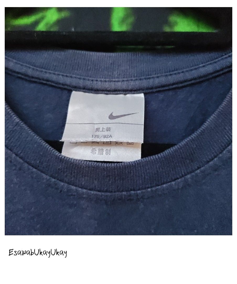 Vintage Arsenal Nike (Category: Activewear) located in Lucena. Submitted by esawabthriftshopatbp (Listing ID 1463960595, Image 3). Description: This is a vintage navy blue Nike Arsenal football t-shirt featuring a center swoosh and a red-and-white graphic crest on the chest..