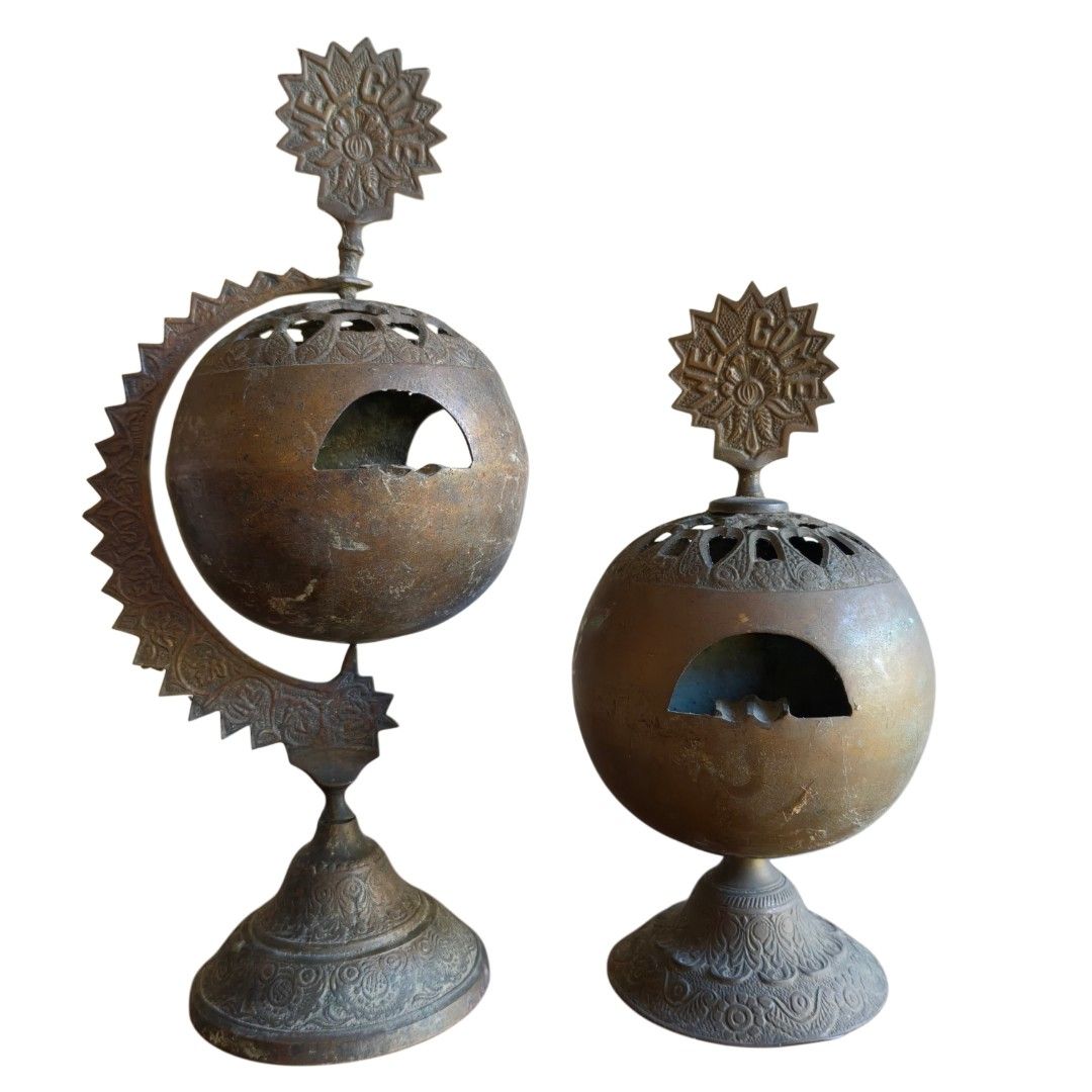 Vintage Brass Ashtray (Category: Vintage Collectibles) located in Quezon City. Submitted by kt_exchange (Listing ID 1463939068, Image 2). Description: Vintage Ornate Brass-Style Globe Ashtrays with "Welcome" Finials A unique pair of decorative metal ashtrays featuring a distinct globe design and heavy antique patina. Key Details: Dimensions: Taller piece is 31 cm; shorter piece is 24 cm. Design: Both feature spherical bodies with pierced, ventila