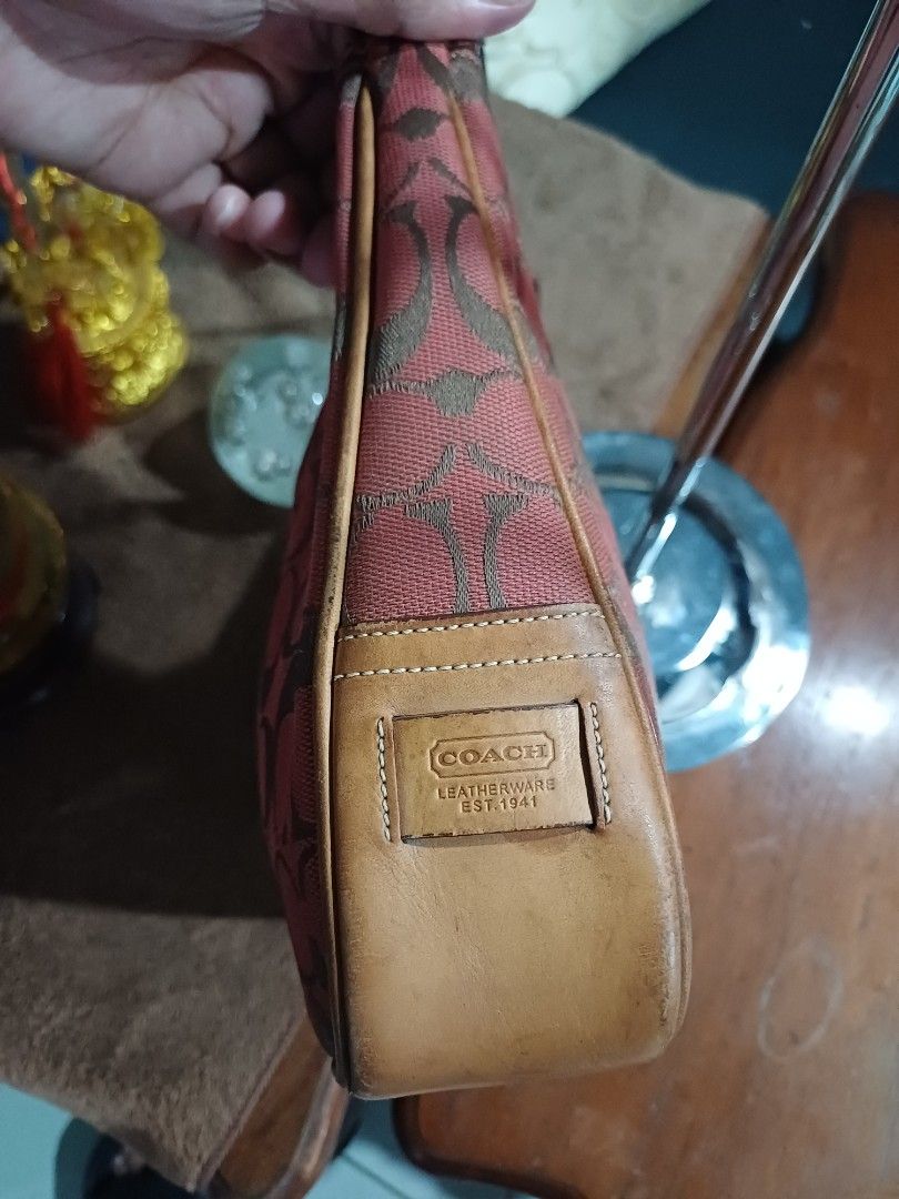 Vintage Coach Hampton (Category: Sling Bags) located in Baguio. Submitted by aurumsie (Listing ID 1463963568, Image 3). Description: 1,850 lp shipped issue: Leather watermarks and cracked handle (replace niyo nalang handle) good for personal use pass sa maselan bought it above the listed price so no more lp for this one 😊 no rubs sa body ng bag.