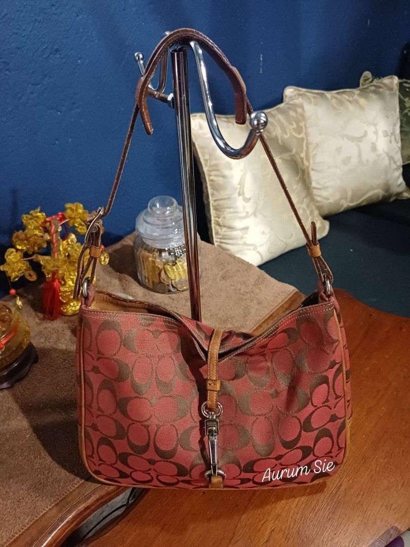 Vintage Coach Hampton (Category: Sling Bags) located in Baguio. Submitted by aurumsie (Listing ID 1463963568, Image 1). Description: 1,850 lp shipped issue: Leather watermarks and cracked handle (replace niyo nalang handle) good for personal use pass sa maselan bought it above the listed price so no more lp for this one 😊 no rubs sa body ng bag.