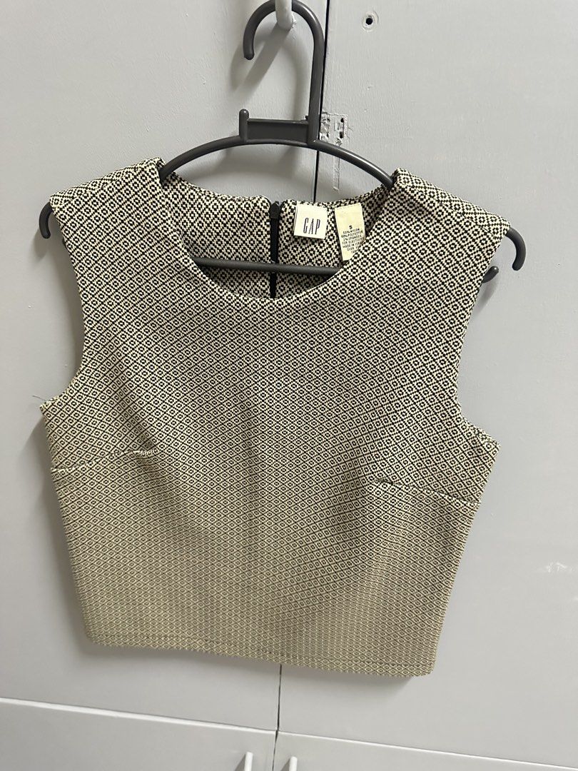 Vintage GAP Sleeveless Blouse (Category: Sleeveless) located in Hermosa. Submitted by alxgtz (Listing ID 1464027142, Image 1). Description: Bought from the US years ago.