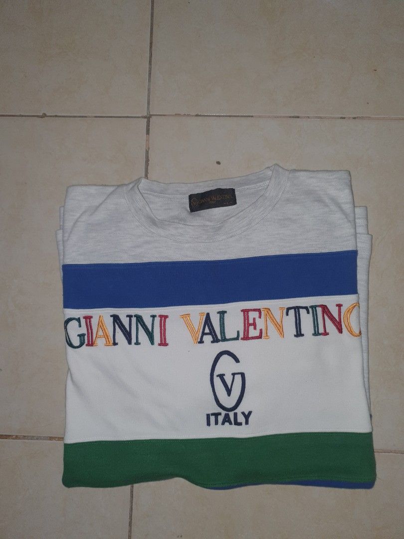 Vintage giani Valentino t-shrt (Category: Activewear) located in Manila. Submitted by mysticturtle_2f88e1 (Listing ID 1464048287, Image 1). Description: giani Valentino vintage t-shirt size xl .