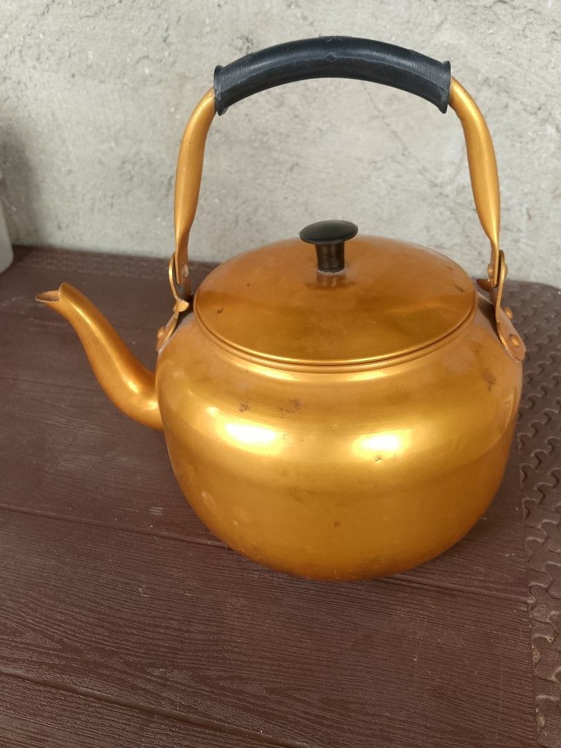 Vintage Gold Kettle with Black Handle (Category: Kettles & Airpots) located in Taguig. Submitted by generygwap31973 (Listing ID 1463939049, Image 1). Description: - Gold colored kettle - Black handle for easy carrying - Intact spout - Minor scuffs and marks from normal use - Fully functional, ready for use - Ideal for stovetop brewing of tea or coffee.