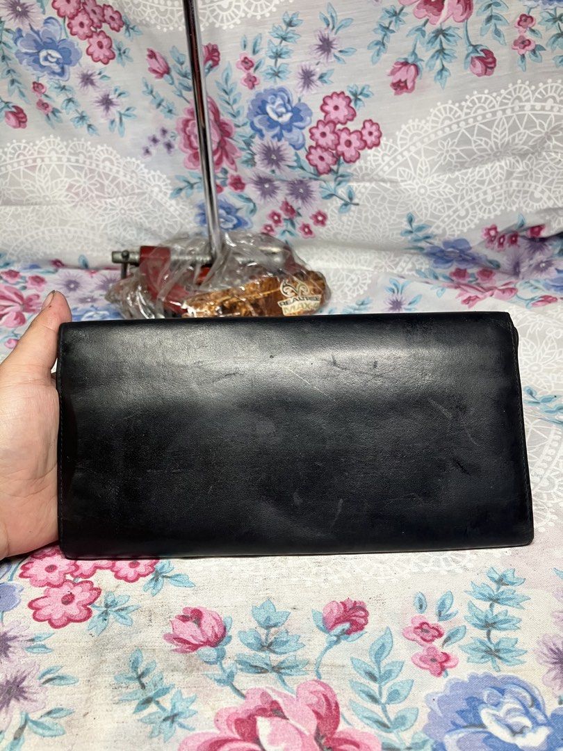 VINTAGE GUCCI LEATHER LONG WALLET (Category: Wallets & Card holders) located in General Mariano Alvarez. Submitted by adonid (Listing ID 1463979283, Image 2). Description: VINTAGE GUCCI LEATHER LONG WALLET GOOD CONDITION NORMAL SIGN OF USAGE ONLY .