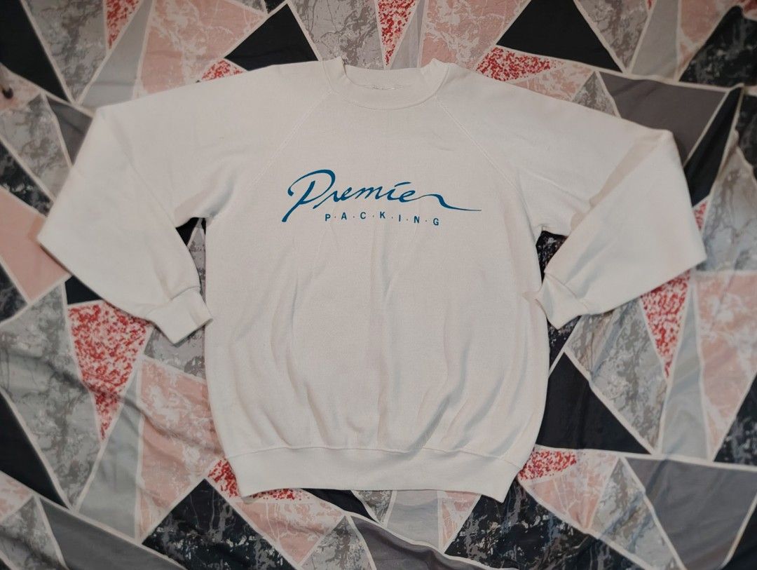 VINTAGE HANES JACKET PREMIER PACKING SCRIPT ON CHEST PART (Category: Activewear) located in San Fernando. Submitted by vincentgomez (Listing ID 1463976949, Image 1). Description: VINTAGE HANES JACKET PREMIER PACKING SCRIPT ON CHEST PART -Large on tag -Dimes 22x27 -19's Hanes tag -Excellent Condition La Union 📍.