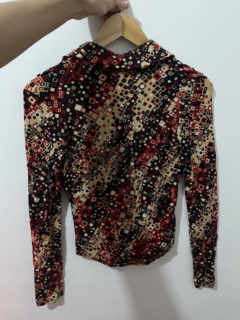 Morgan de Toi Top (Category: Longsleeves) located in Santa Rosa. Submitted by lanadeldios (Listing ID 1464113226, Image 3). Description: - button-up shirt featuring an eye-catching geometric print in black, red, cream, and gray. The shirt has a classic collared design, long sleeves, and a fitted silhouette..