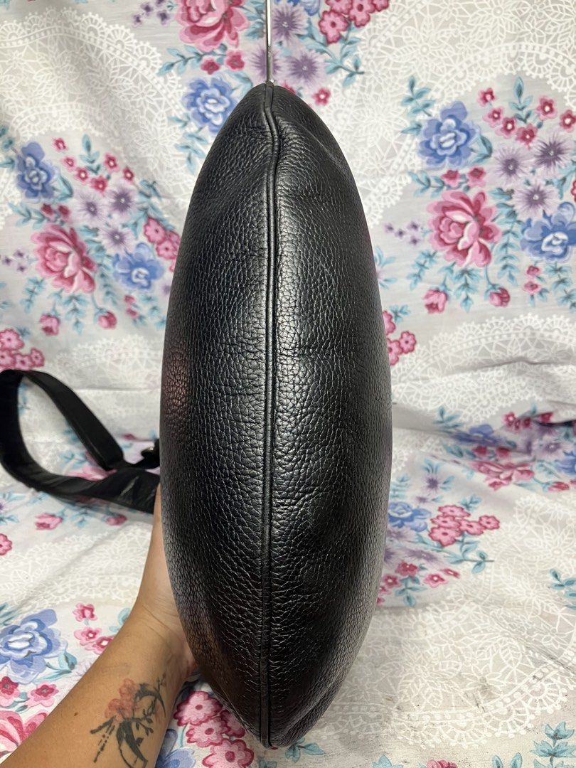 Giorgio armani leather BAG (Category: Shoulder Bags) located in General Mariano Alvarez. Submitted by adonid (Listing ID 1463987429, Image 3). Description: giorgio armani leatger bag GOOD CONDITION NORMAL SIGN OF USAGE ONLY.