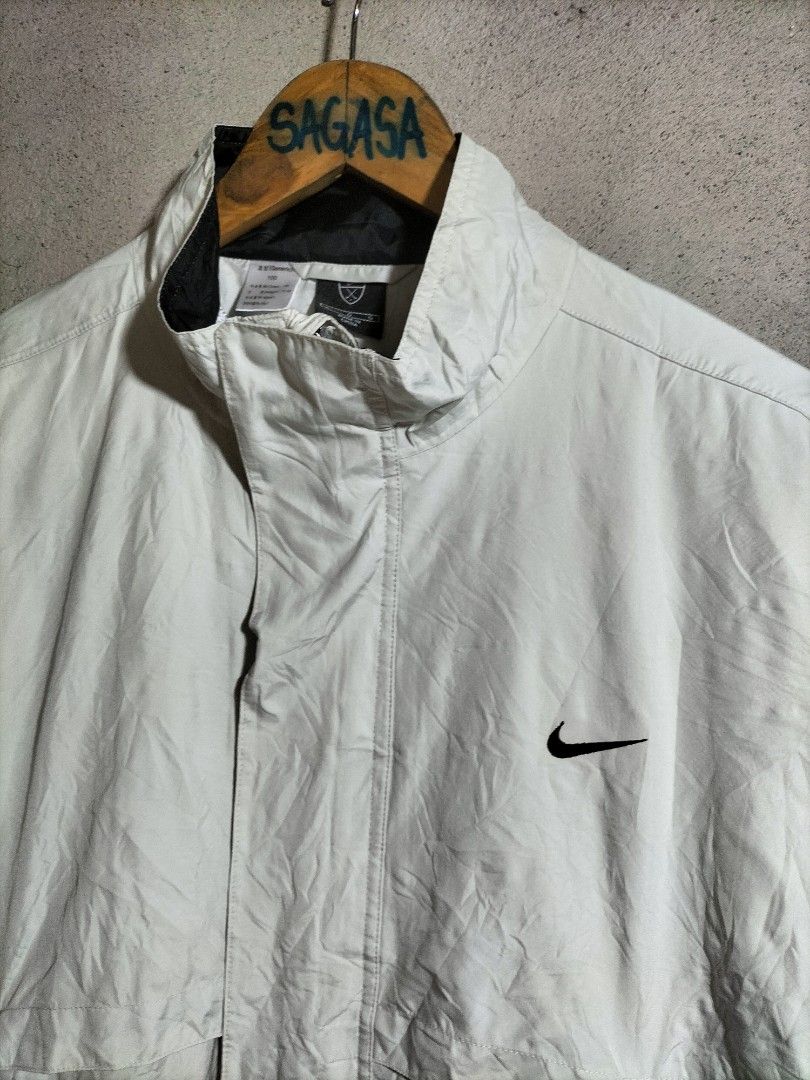 Vintage Nike Windbreaker Jacket (Category: Coats, Jackets and Outerwear) located in Valencia. Submitted by cabisaythriftshop (Listing ID 1463986584, Image 3). Description: - Lightweight Nike windbreaker jacket - Features iconic Nike swoosh logo - Elasticated cuffs with adjustable velcro closure - Ideal for casual wear and light outdoor activities - Made in China.