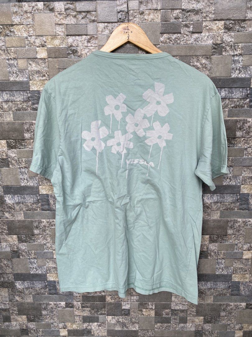 Vissla Floral Surf Tee (Category: Tshirts & Polo Shirts ) located in Santa Rosa. Submitted by thriftandwrap.2020 (Listing ID 1464070575, Image 2). Description: •𝑺𝒊𝒛𝒆:Medium •𝑪𝒐𝒏𝒅𝒊𝒕𝒊𝒐𝒏:Excellent •𝑪𝒐𝒍𝒐𝒓 𝒓𝒂𝒕𝒆:9/10 𝗠𝗶𝗻𝗲 300.