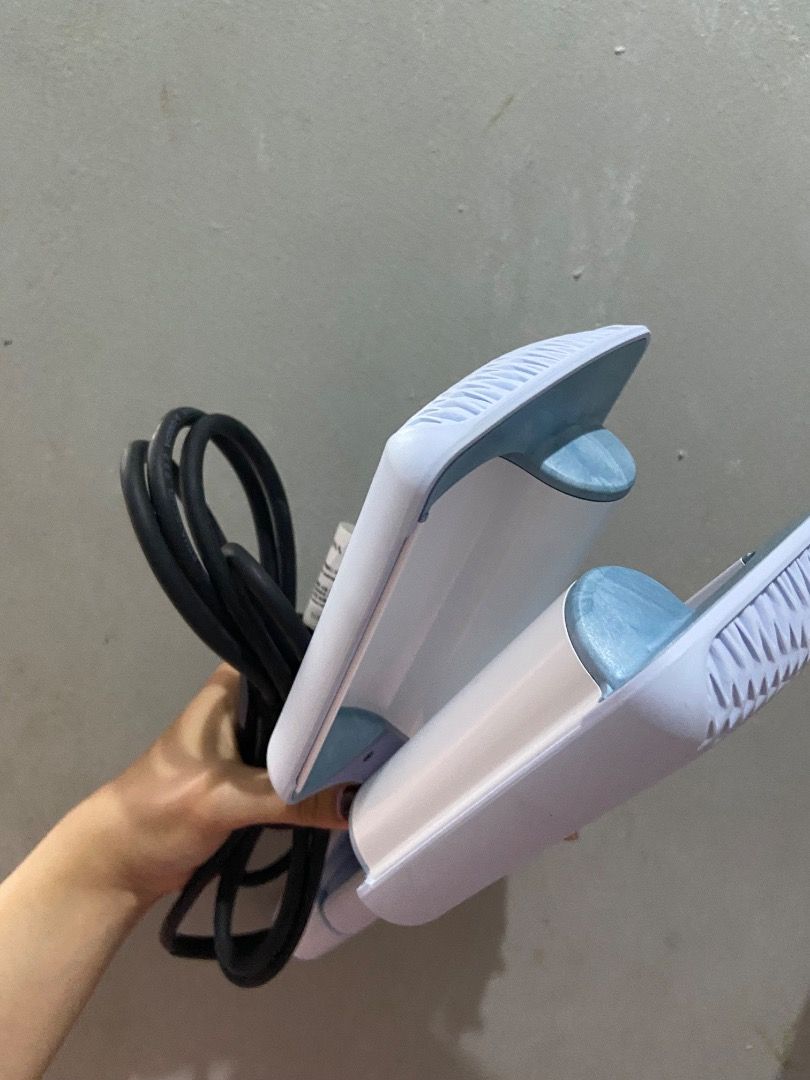Vodana Triple Flow Wave Iron (Category: Hair) located in Caloocan City. Submitted by margaux1705 (Listing ID 1464068833, Image 2). Description: Vodana for mermaid hair curl. for only 700 Twice used only. rfs: bumili ako ng bago kaya benta na lang natambak lang. real price is 2k.