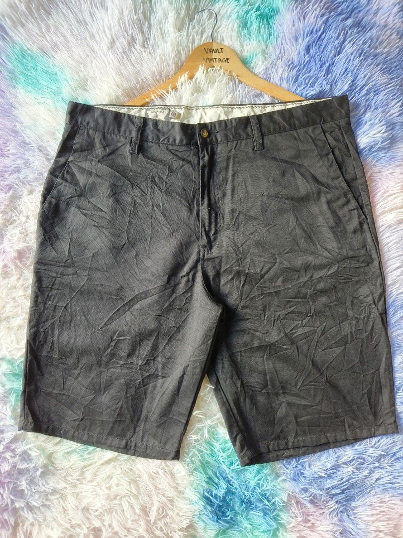 Volcom Black Chino Shorts (Category: Shorts) located in Cabiao. Submitted by vaultvintage004 (Listing ID 1463962650, Image 1). Description: Volcom Black Chino Shorts •Condition 9/10 •Color Rate Excellent Issue None Waist Line: 38 Length: 23 Leg Hole: 10 Cabiao Nueva Ecija 📍 MOP GCASH ONLY💵 We ship via jnt only.