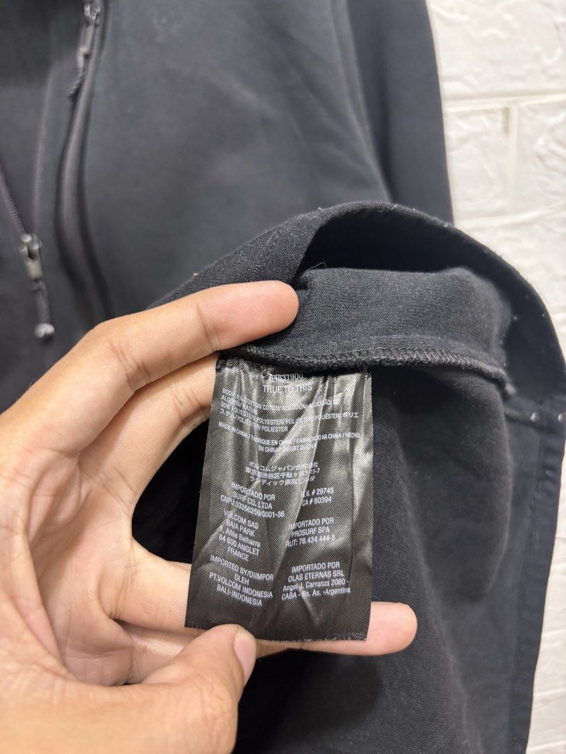 VOLCOM HOODIE JACKET (Category: Coats, Jackets and Outerwear) located in Quezon City. Submitted by xoxochiq (Listing ID 1464072792, Image 3). Description: VOLCOM HOODIE JACKET Medium Length - 28 Width - 21 10/10 color rate Excellent Condition 850 only pm me!.