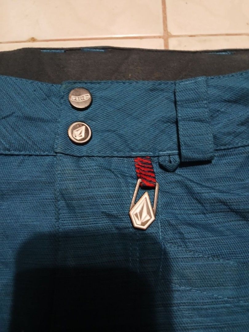 Volcom Snowboard Ski Pants Teal Thermolite Waterproof (Category: Jeans) located in Mangaldan. Submitted by manuelingalla_3rd (Listing ID 1463950181, Image 2). Description: - Teal Volcom snowboard/ski pants - Thermolite insulation for warmth - Waterproof material to keep you dry - Multiple pockets for storage - Adjustable waist for a comfortable fit - Measurements: Waist approx. 16 inches, Inseam approx. 31 inches - Ideal for hitting the slopes.