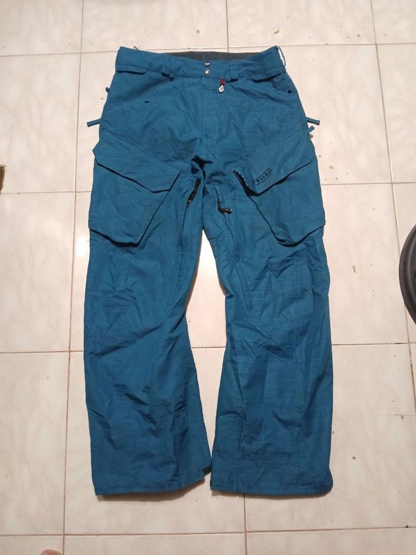 Volcom Snowboard Ski Pants Teal Thermolite Waterproof (Category: Jeans) located in Mangaldan. Submitted by manuelingalla_3rd (Listing ID 1463950181, Image 1). Description: - Teal Volcom snowboard/ski pants - Thermolite insulation for warmth - Waterproof material to keep you dry - Multiple pockets for storage - Adjustable waist for a comfortable fit - Measurements: Waist approx. 16 inches, Inseam approx. 31 inches - Ideal for hitting the slopes.