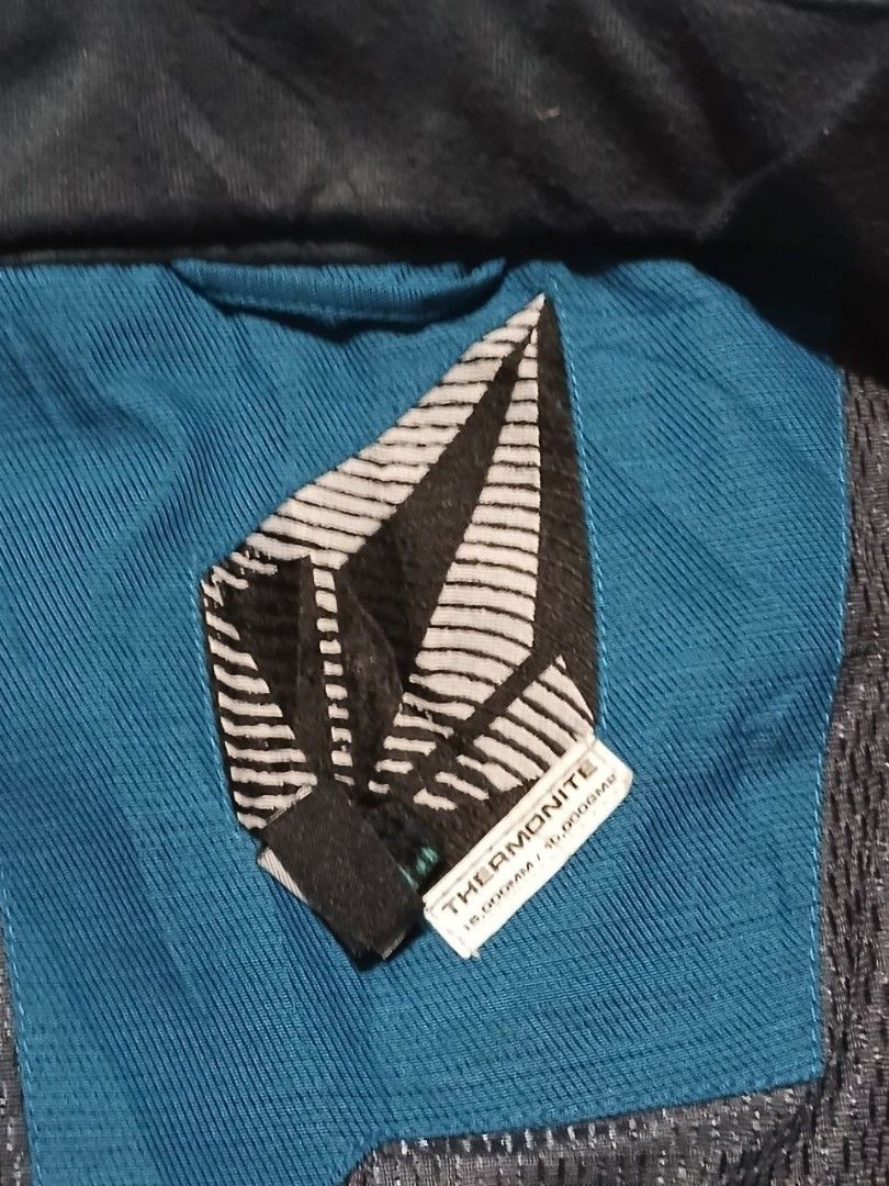 Volcom Snowboard Ski Pants Teal Thermolite Waterproof (Category: Jeans) located in Mangaldan. Submitted by manuelingalla_3rd (Listing ID 1463950181, Image 3). Description: - Teal Volcom snowboard/ski pants - Thermolite insulation for warmth - Waterproof material to keep you dry - Multiple pockets for storage - Adjustable waist for a comfortable fit - Measurements: Waist approx. 16 inches, Inseam approx. 31 inches - Ideal for hitting the slopes.