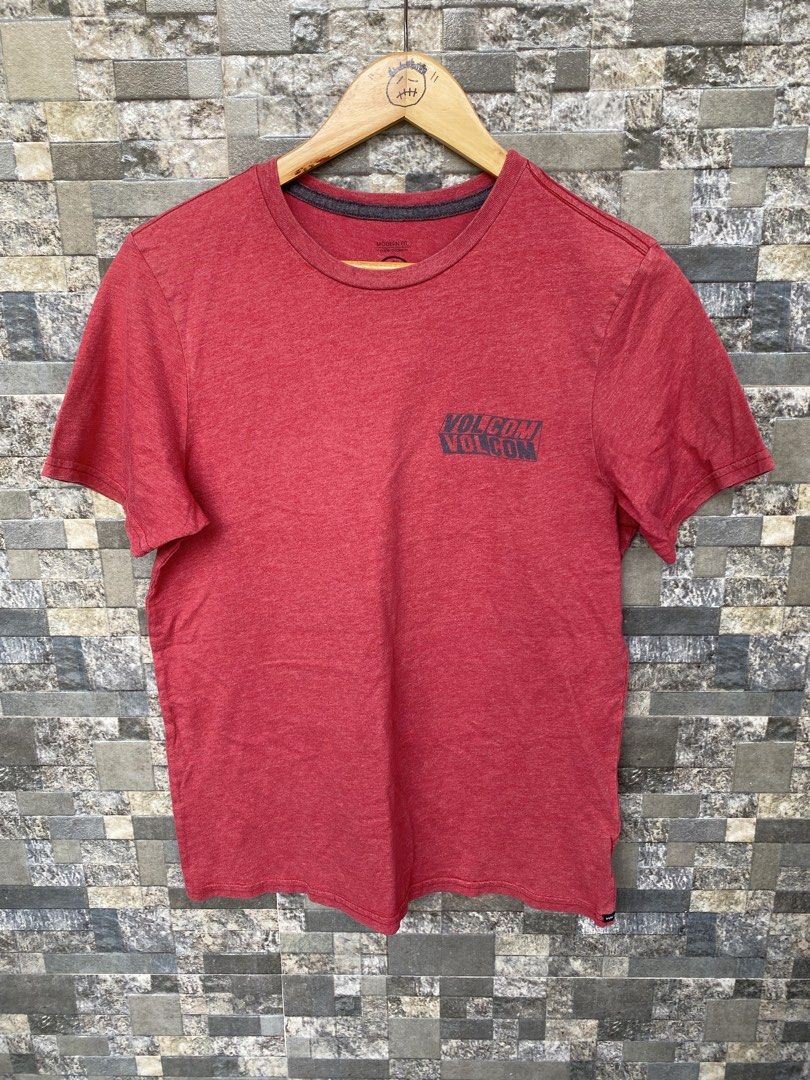 Volcom Stone Maroon Tee (Category: Tshirts & Polo Shirts ) located in Santa Rosa. Submitted by thriftandwrap.2020 (Listing ID 1464119407, Image 1). Description: •𝑺𝒊𝒛𝒆:Medium •𝑪𝒐𝒏𝒅𝒊𝒕𝒊𝒐𝒏:Excellent •𝑪𝒐𝒍𝒐𝒓 𝒓𝒂𝒕𝒆:9/10 𝗠𝗶𝗻𝗲 300.