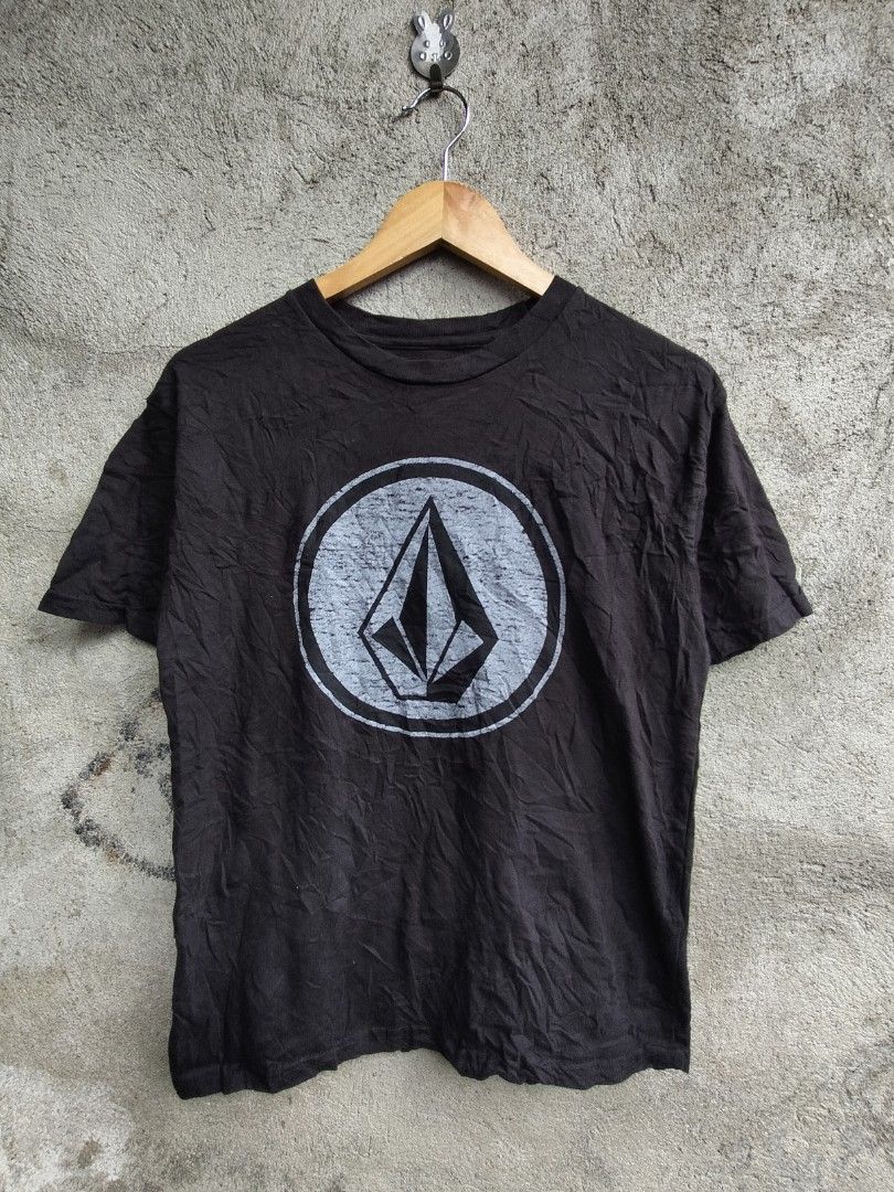Volcom T-Shirt Black Graphic Tee (Category: Tshirts & Polo Shirts ) located in Sibulan. Submitted by paulbrain (Listing ID 1464041737, Image 1). Description: 19 x 25.