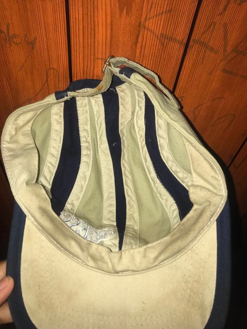 Vtg Guess Hat (Category: Caps & Hats) located in San Jose. Submitted by thriftthe19th (Listing ID 1464110712, Image 2). Description: Asa pic na issue.