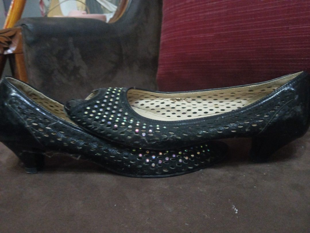 Wedge & Peep Toe (Category: Wedges) located in Marikina City. Submitted by izzy_00 (Listing ID 1464046430, Image 2). Description: both are size 7 (23.5cm) wedge - size 6 but can fit to 7 women's multi-strap orthopedic or comfort sandals featuring a cork-style footbed. hush puppies brand. Peep Toe - size 7 black rhinestone-embellished peep-toe low heel from the footwear brand Soda..