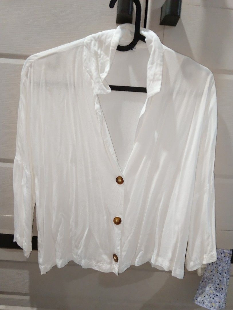 White Button-Up Shirt with Bell Sleeves (Category: Shirts) located in Las Pinas. Submitted by _jmpulsivebuyerxx (Listing ID 1464024331, Image 1). Description: - Relaxed fit white button-up shirt - Features stylish brown tortoise shell buttons - Elegant bell sleeves for a touch of flair - Lightweight material, ideal for warmer weather - Versatile: perfect for casual wear or layering - Can be dressed up or down for any occasion. ❗small on tag but r