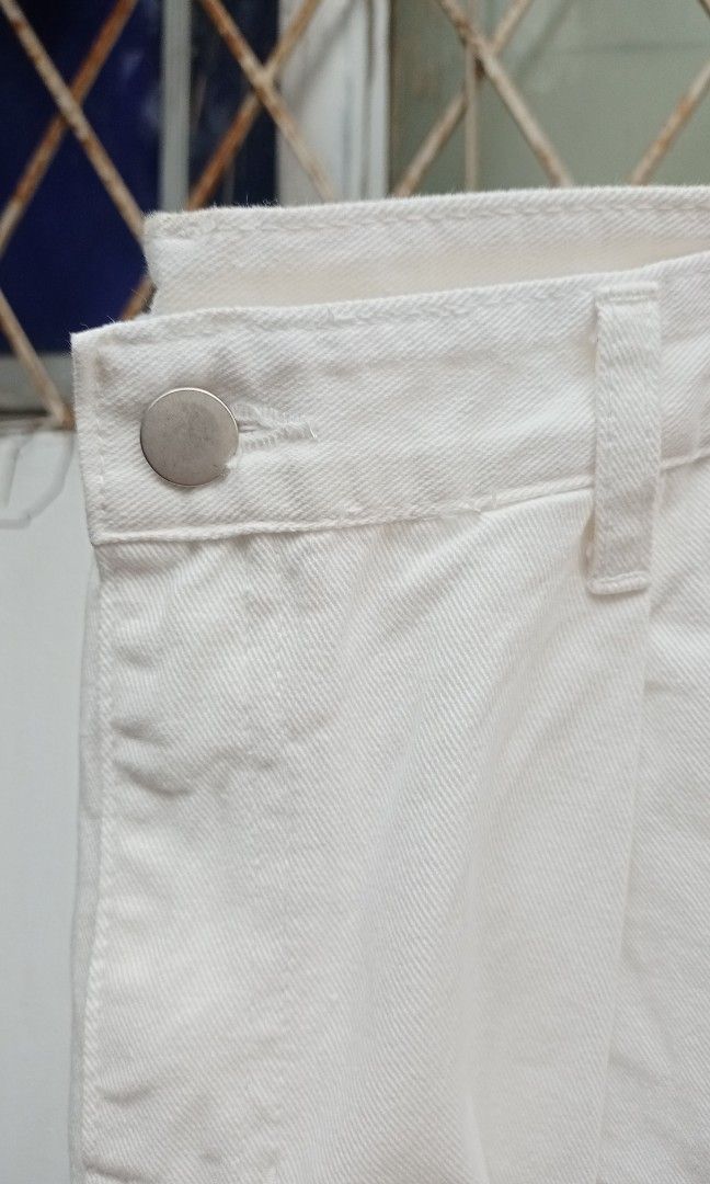 White denim Highwaist short (Category: Shorts) located in Davao. Submitted by kannikasok1987 (Listing ID 1463977660, Image 2). Description: Lightweight Waist 28 Hips 38 L 16.5 good as new.
