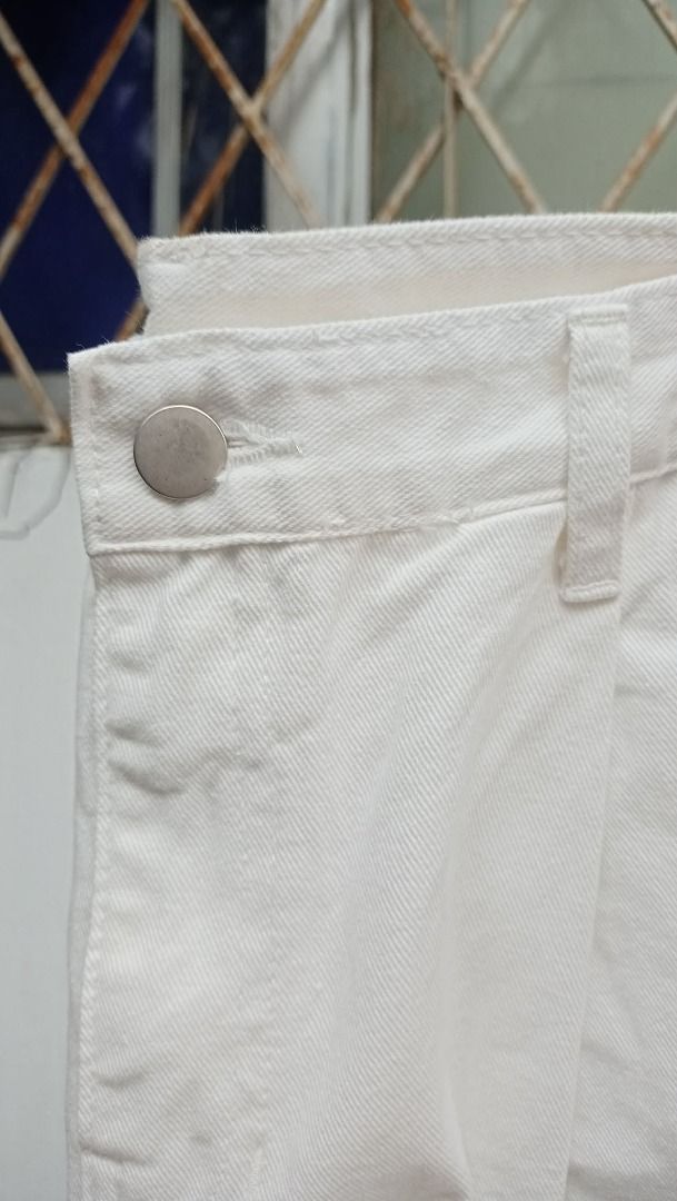 White denim highwaist short (Category: Shorts) located in Davao. Submitted by irisrazona16792 (Listing ID 1464006616, Image 2). Description: Wd side pocket Lightweight Waist 28 Hips 38 L 16.5 good as new.