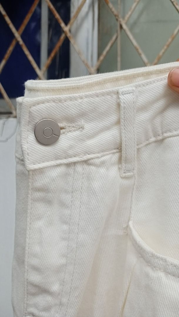 White denim soft highwaist short (Category: Shorts) located in Davao. Submitted by irisrazona16792 (Listing ID 1464007156, Image 2). Description: Wd side pocket Waist 29 Hips 40 L 16 good as new.