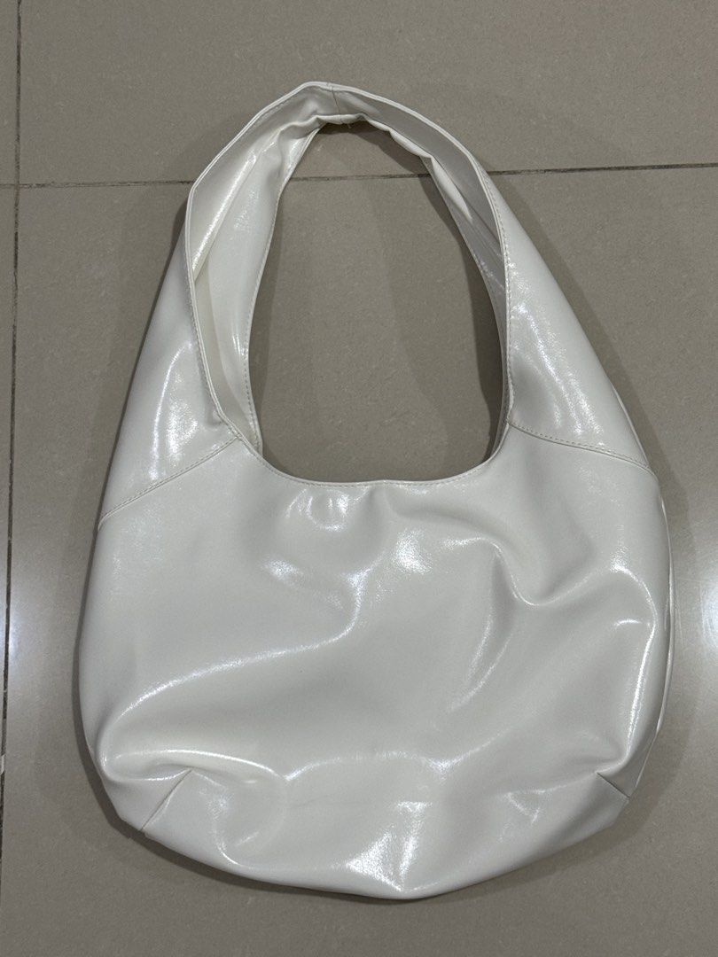 White Hobo Bag with Star Studs (Category: Shoulder Bags) located in Pasay City. Submitted by prelovedd.nutz (Listing ID 1464116430, Image 2). Description: - Stylish white hobo bag - zippered pocket - enough for all your daily essentials - Ideal for everyday use and versatile styling Meet-up available 😊 Grab Delivery Available-buyer covers delivery fee..