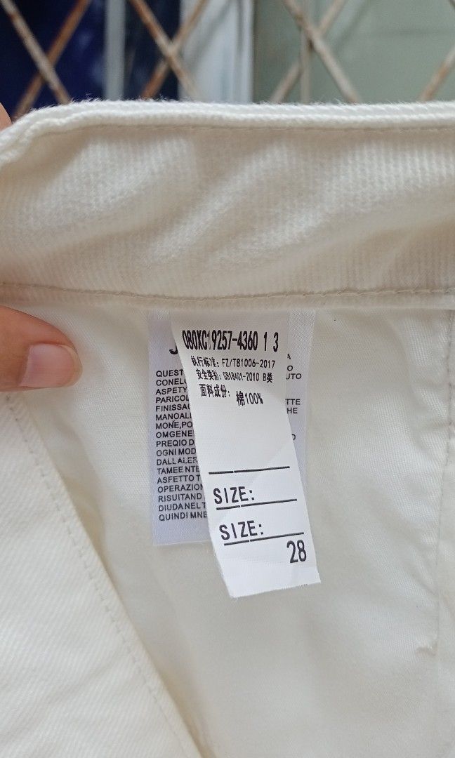 White soft denim Highwaist short (Category: Shorts) located in Davao. Submitted by kannikasok1987 (Listing ID 1463977920, Image 3). Description: Wd side pocket Waist 29 Hips 40 L 16 good as new.