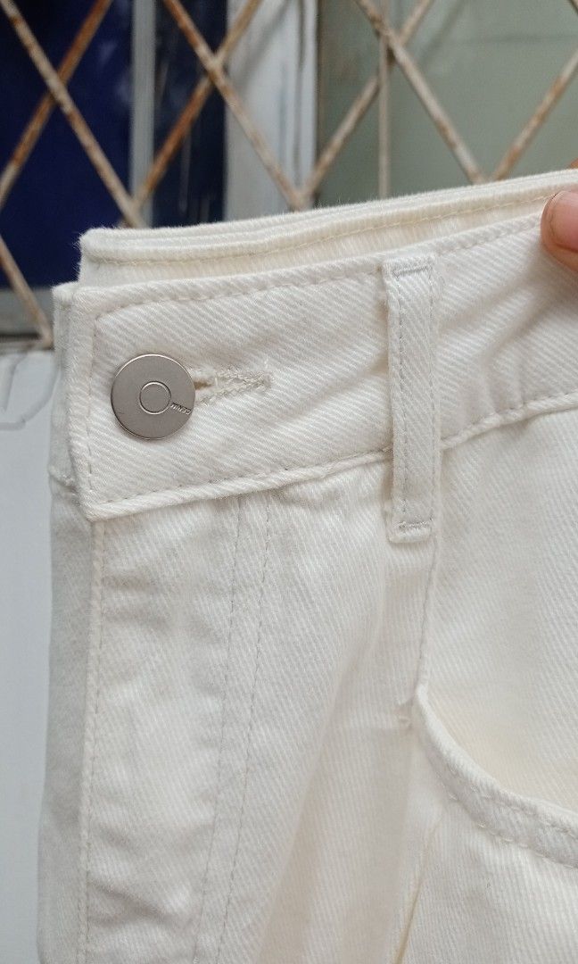 White soft denim Highwaist short (Category: Shorts) located in Davao. Submitted by kannikasok1987 (Listing ID 1463977920, Image 2). Description: Wd side pocket Waist 29 Hips 40 L 16 good as new.