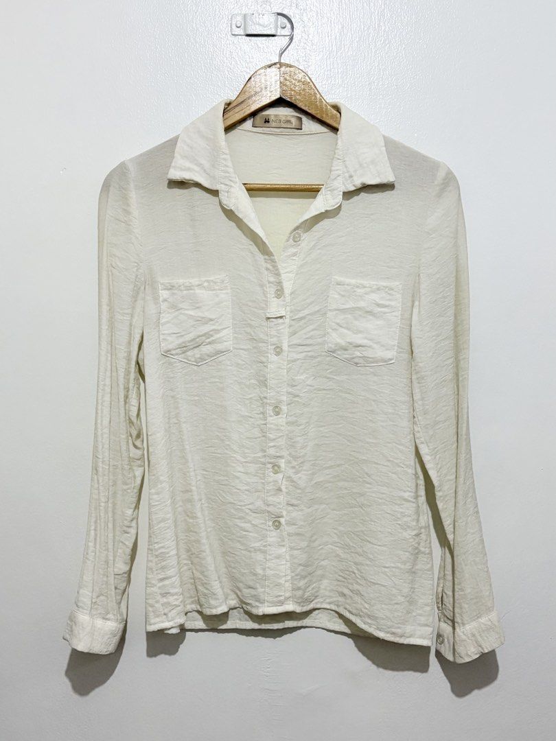 White Textured Button-Up Longsleeve Top (Category: Longsleeves) located in Caloocan City. Submitted by ashpreloves (Listing ID 1464083612, Image 1). Description: - White long-sleeved shirt - Textured fabric all over - Two chest pockets with button closures - Button-up front - Estimated size: Medium - Ideal for casual wear.