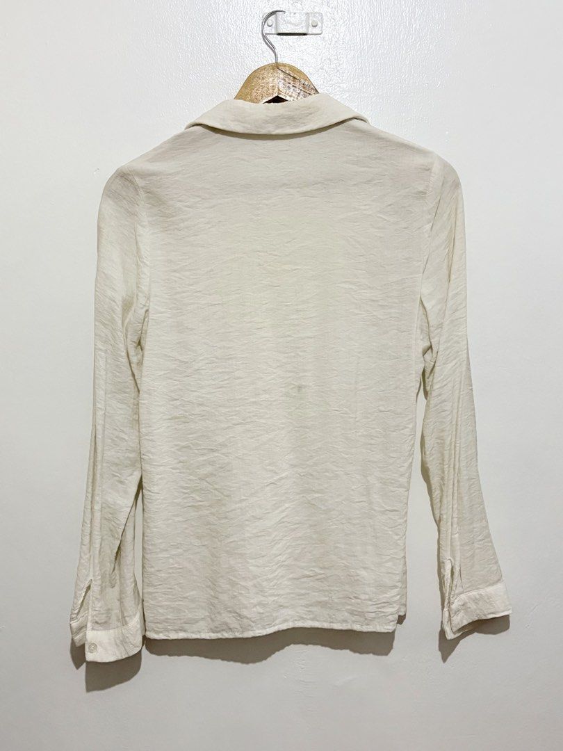 White Textured Button-Up Longsleeve Top (Category: Longsleeves) located in Caloocan City. Submitted by ashpreloves (Listing ID 1464083612, Image 2). Description: - White long-sleeved shirt - Textured fabric all over - Two chest pockets with button closures - Button-up front - Estimated size: Medium - Ideal for casual wear.
