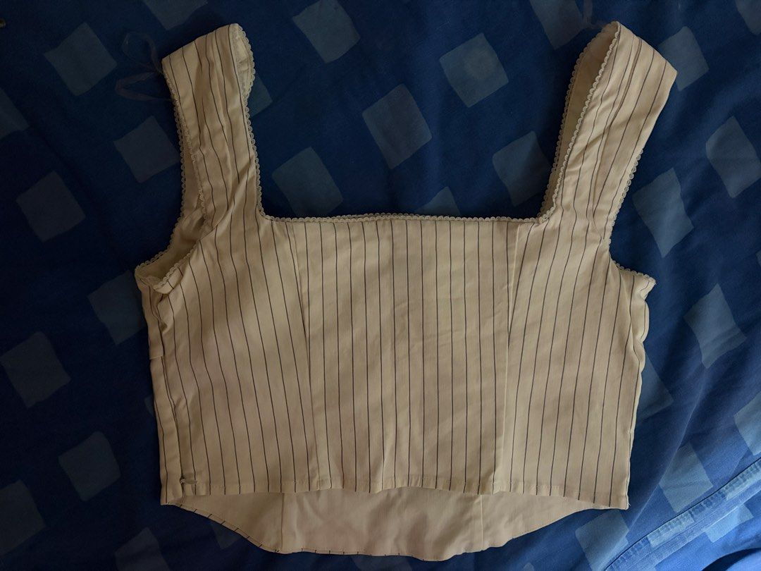 WILD FABLE- Cropped White Vertical Stripped Corset (Category: Others Tops) located in Bolanon. Submitted by youcatsgfff (Listing ID 1464091691, Image 2). Description: - Only Used once. - For Medium Sized Girlies .